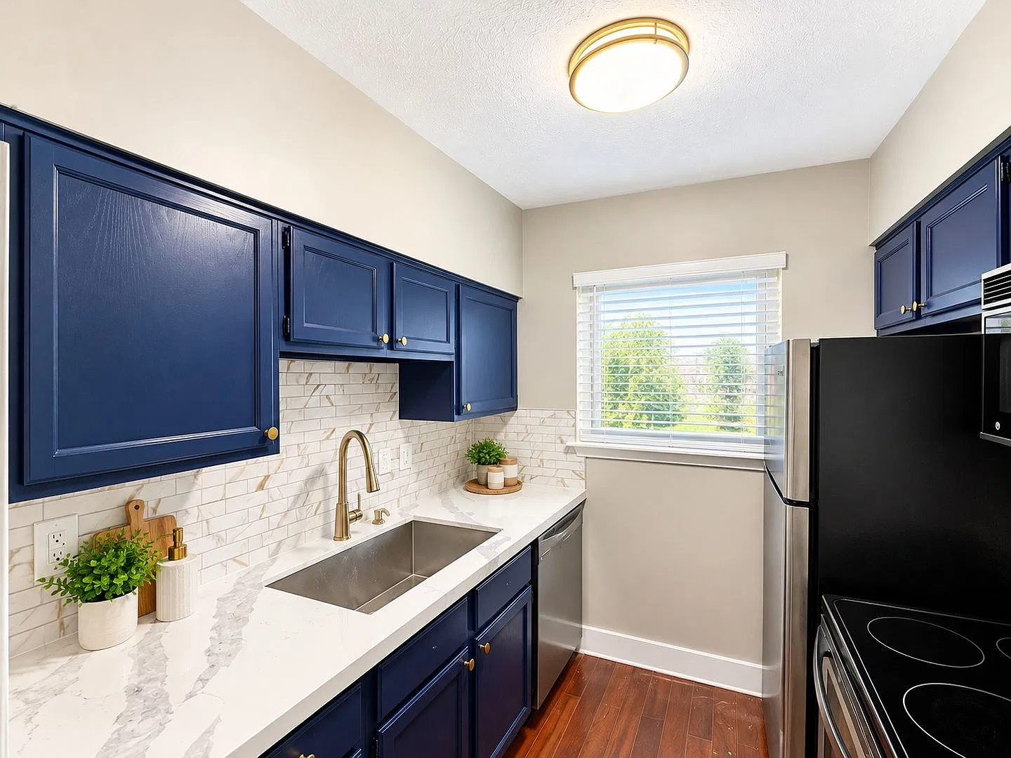 1 Bed/1 Bath Condo - Move In Special $500 Off 2nd Month's Rent - In-Unit Washer/Dryer, Pool & Ded... — Photo 3