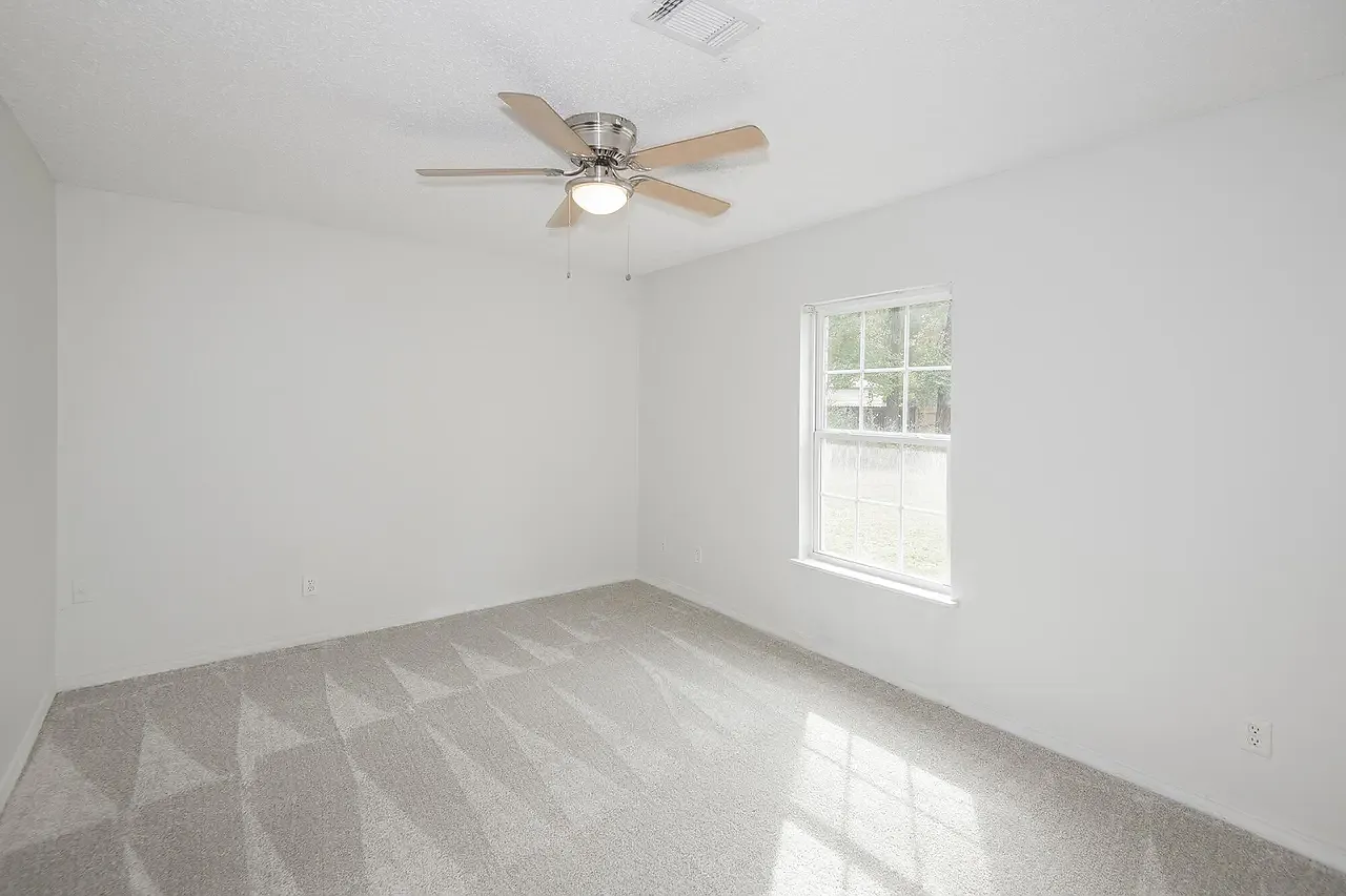 3 bed, 2400 sqft, $800 — Photo 4