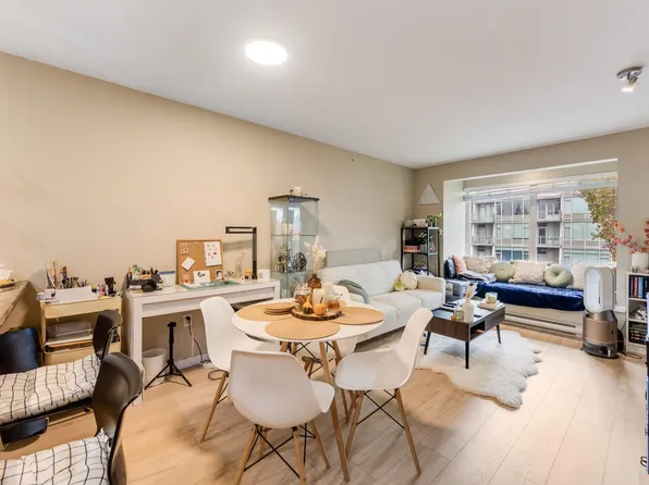 5000 Imperial St #307, Burnaby, BC V5J 1C8