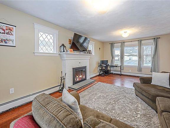 3rd image of 83 Grosvenor Ave