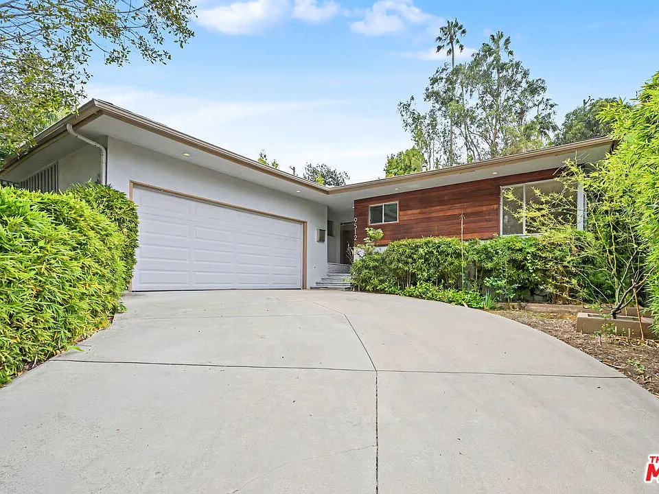 9512 Duxbury Ln