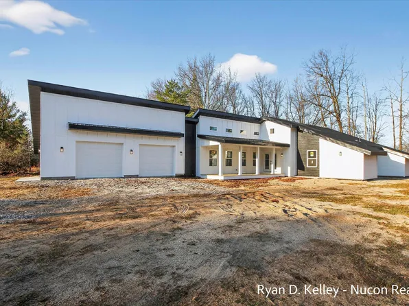 8411 Peninsula Dr W, Stanwood, MI 49346