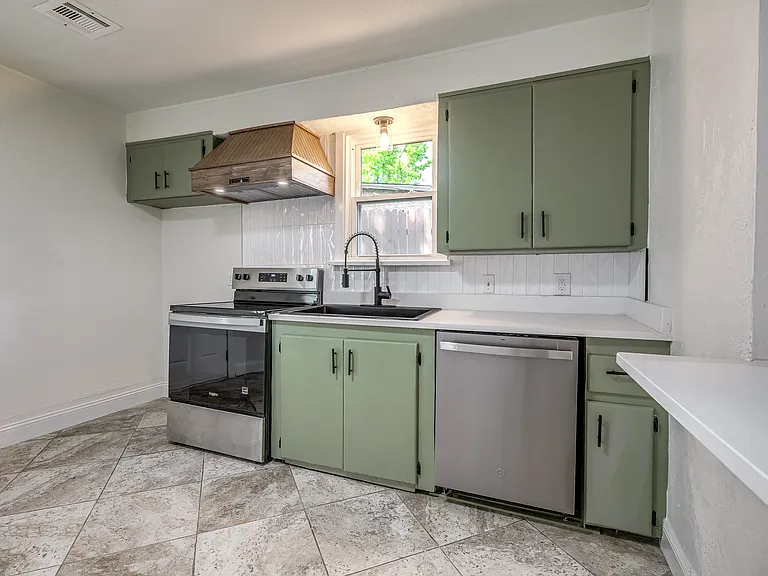 208 E Carson St — Photo 16