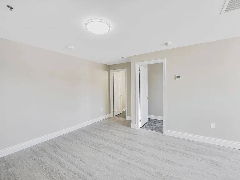 205 Oxford St E — Photo 19