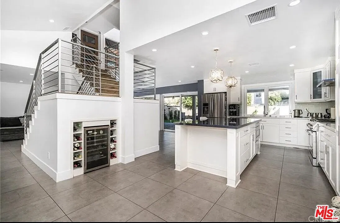 5 bed, 4.0 bath, 2639 sqft, $8,500 — Photo 4