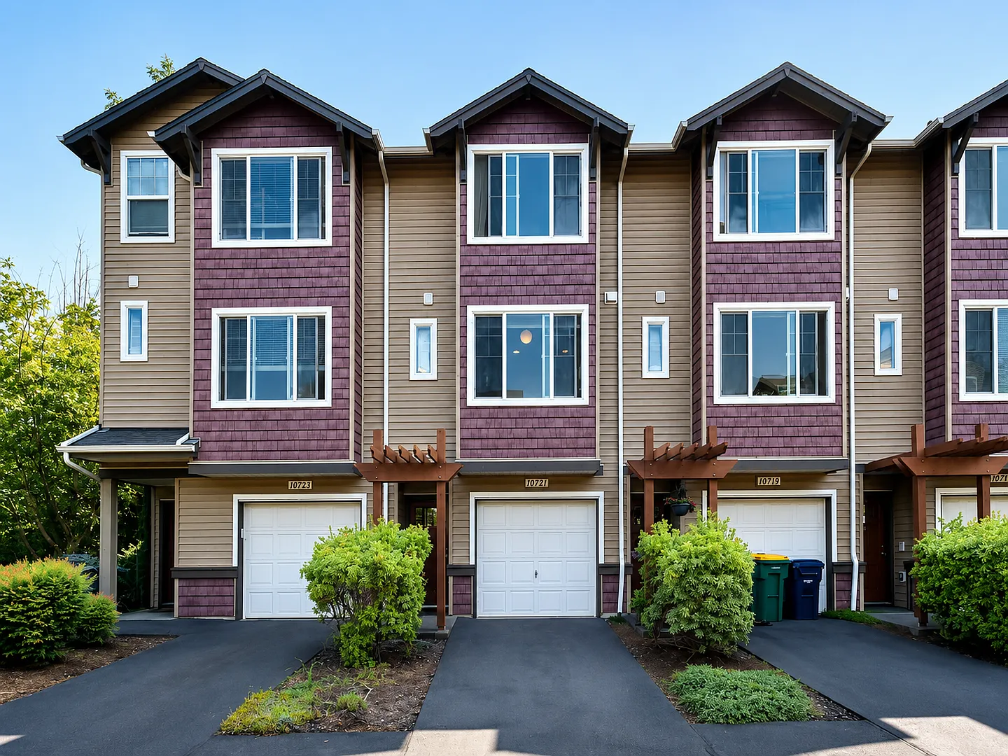 Hillsboro 2 Bedroom Townhouse with Stainless Steel Kitchen, Gas Range, Attached Garage & Private ... — Photo 1