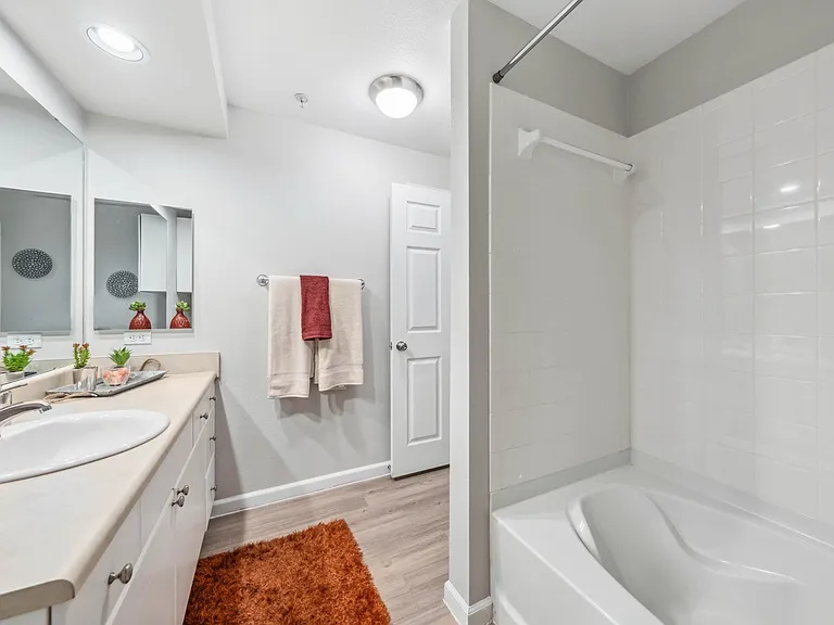 Residences at FortyTwo25 Apartments — Photo 5