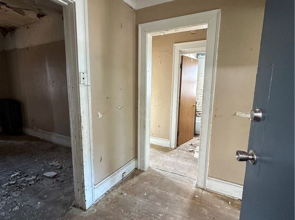 des-moines-iowa-2082887217 picture