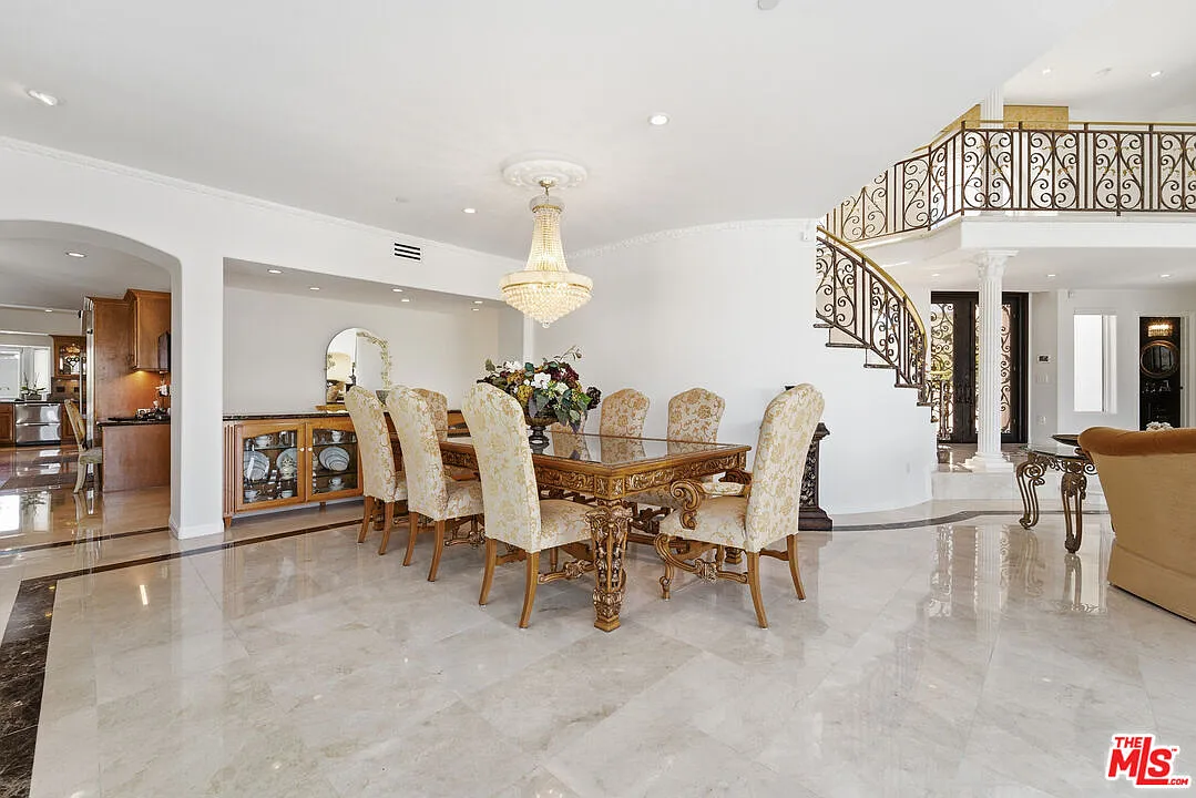 7 bed, 10.0 bath, 8200 sqft, $25,000 — Photo 4