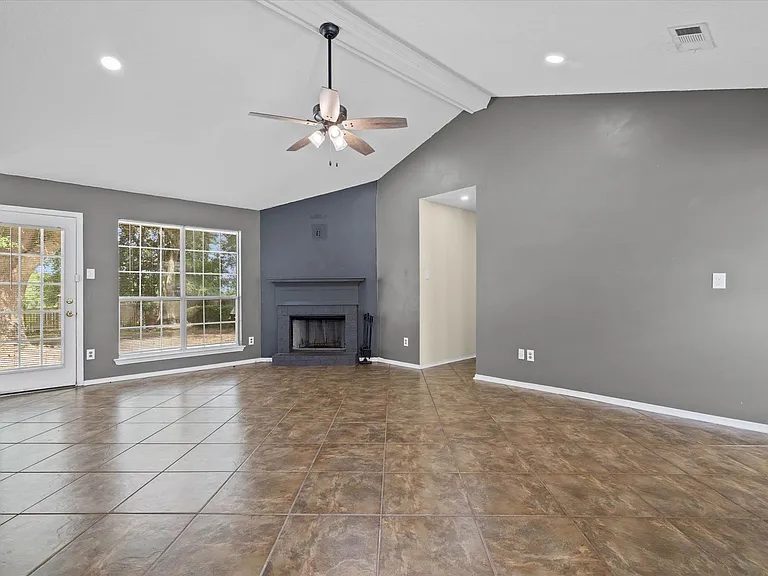 1469 Homestead Dr — Photo 2