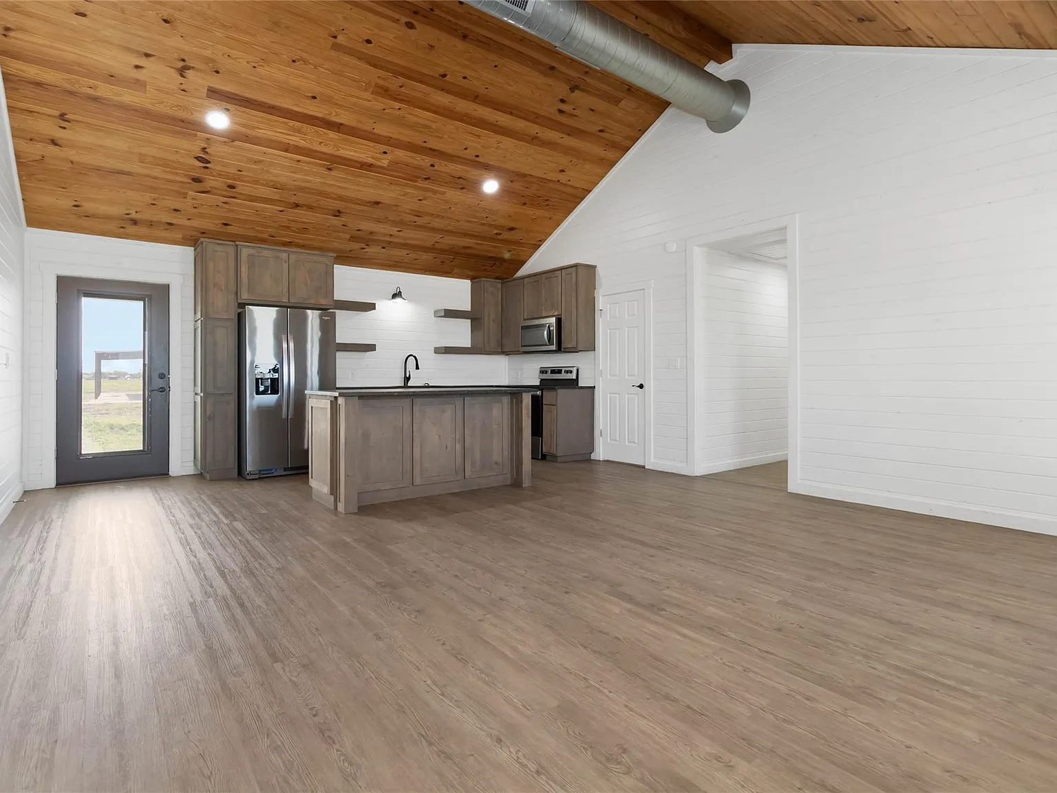 4 bed, 2.0 bath, 1560 sqft, $2,400 — Photo 3