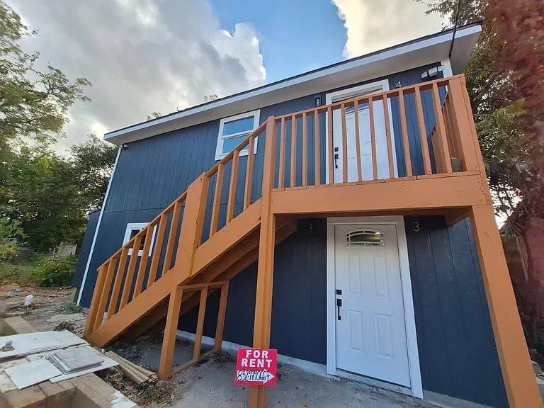 2209 Gano St #3 — Photo 1
