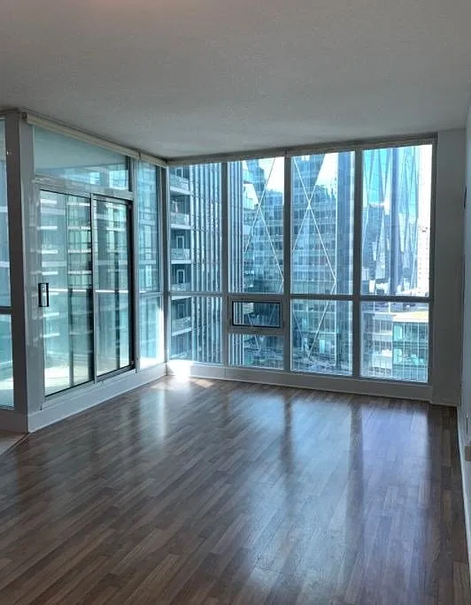 12 Yonge St -2010 — Photo 2