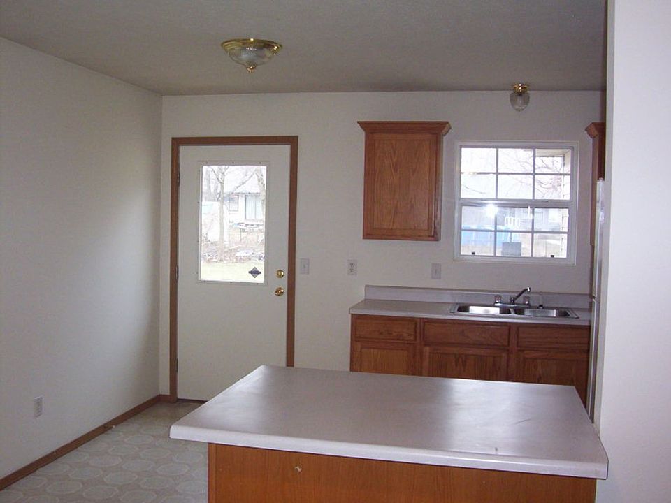 2nd image of 1906 N Hillcrest Ave