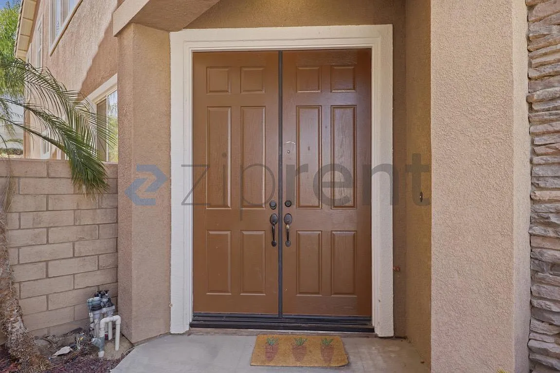 5 bed, 3833 sqft, $3,975 — Photo 4
