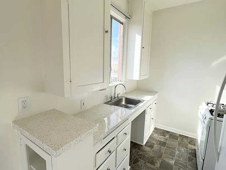 1147 Broad Ave — Photo 8