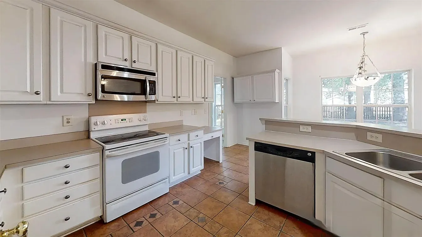 4 bed, 2475 sqft, $2,600 — Photo 4