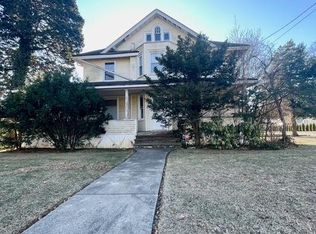 142 Willow St, Roslyn Heights, NY 11577