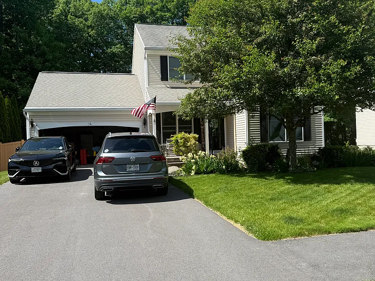 34 Thistle Dr — Photo 1