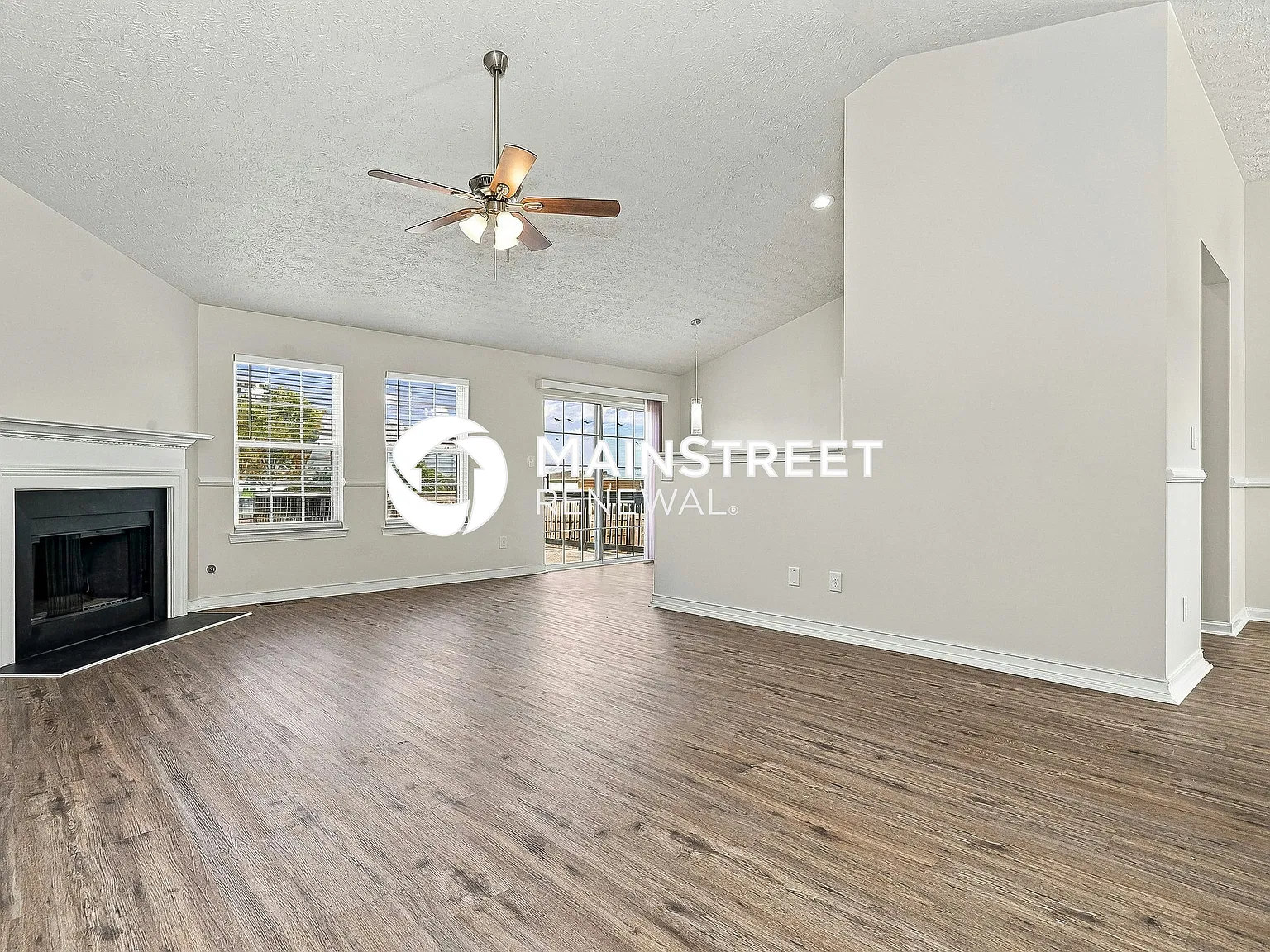 1910 Towne Park Dr — Photo 2