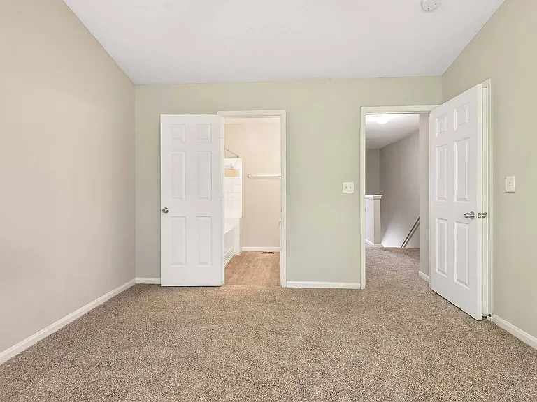 Alexander Crossing Apartments & Townhomes — Photo 19