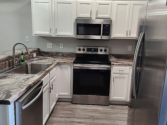 3rd image of 8025 Stonebrook Dr