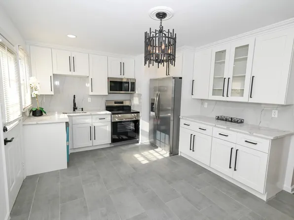 2 Winthrop Street, Lynbrook, NY 11563