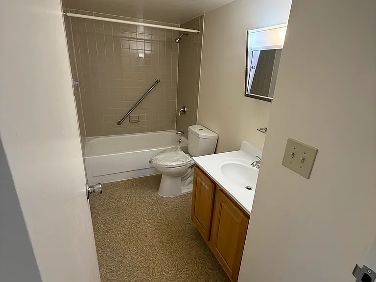 Roxbury Hills Apartments — Photo 7