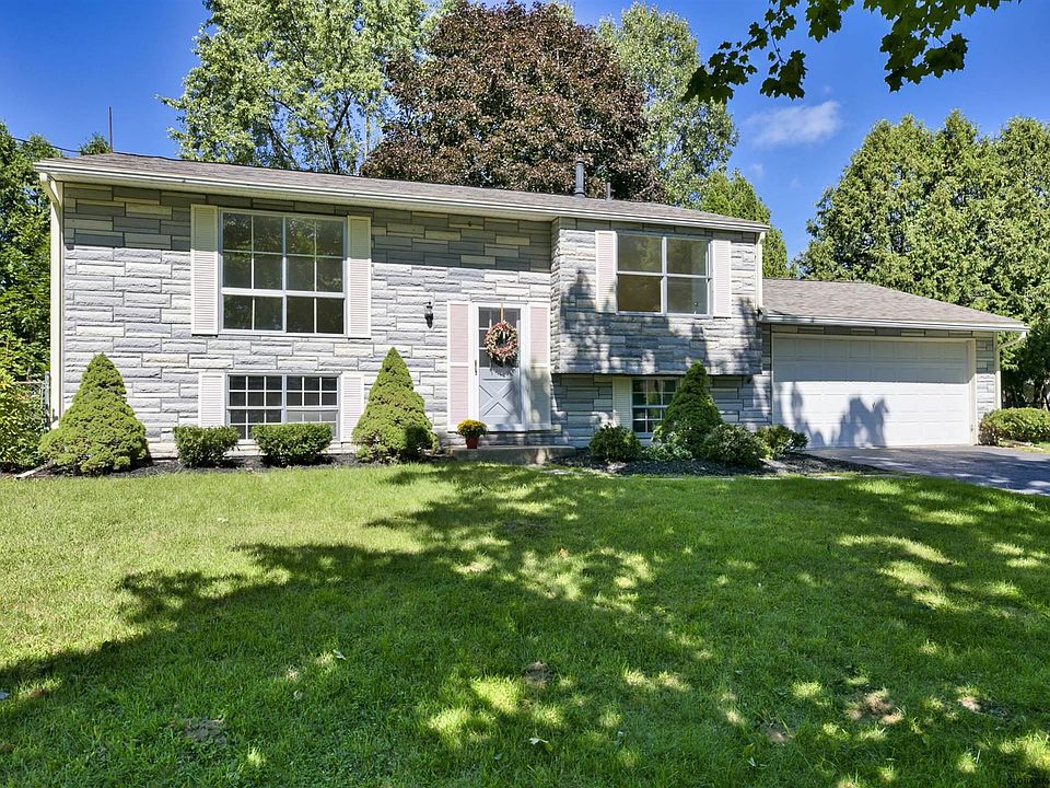 1st image of 8 Glen Dr