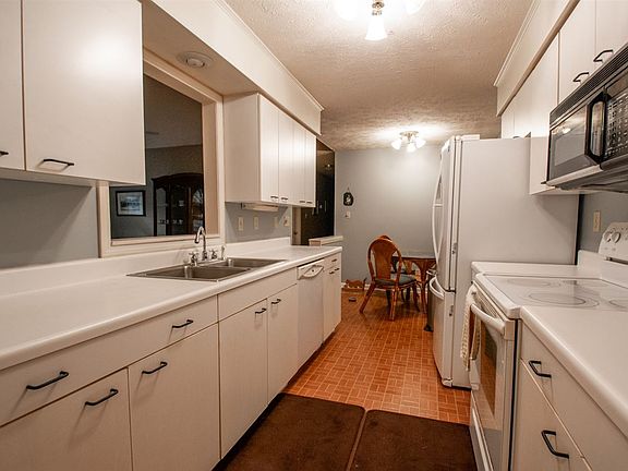 3rd image of 1104 N Pkwy #51
