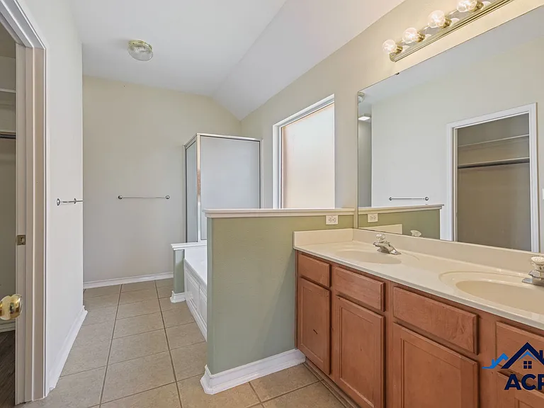 5902 Sutherland Dr — Photo 7