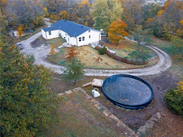 22531 Hatchell Rd, Tonganoxie, KS 66086