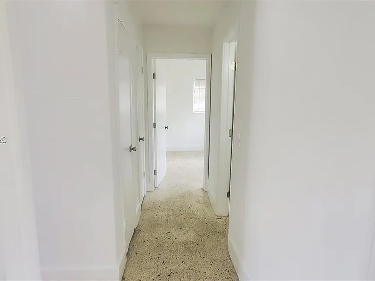 1032 SW 10th St — Photo 5