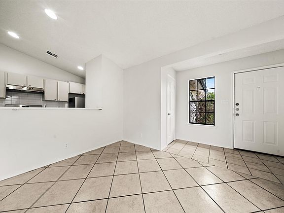 5th image of 808 Lloyd Ln