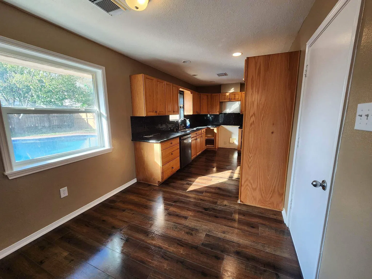 4 bed, 1640 sqft, $2,400 — Photo 4