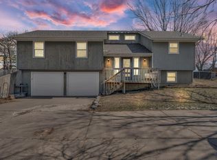 5328 NW Green Hills Rd, Topeka, KS 66618
