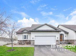 2562 Vierling Dr, Shakopee, MN 55379