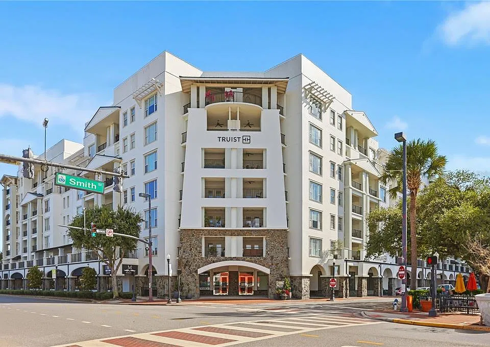 2305 Edgewater Dr #1211