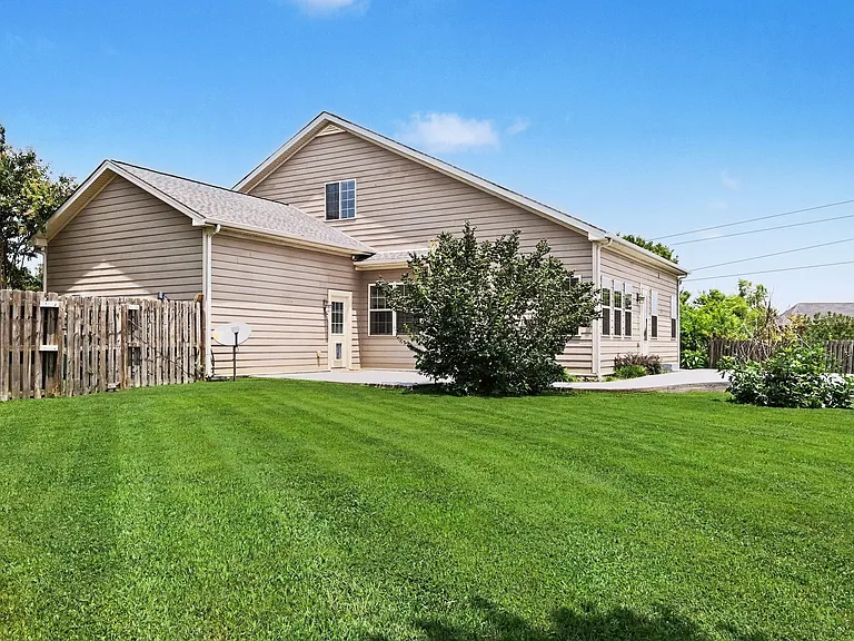 1046 Hemlock Dr — Photo 35