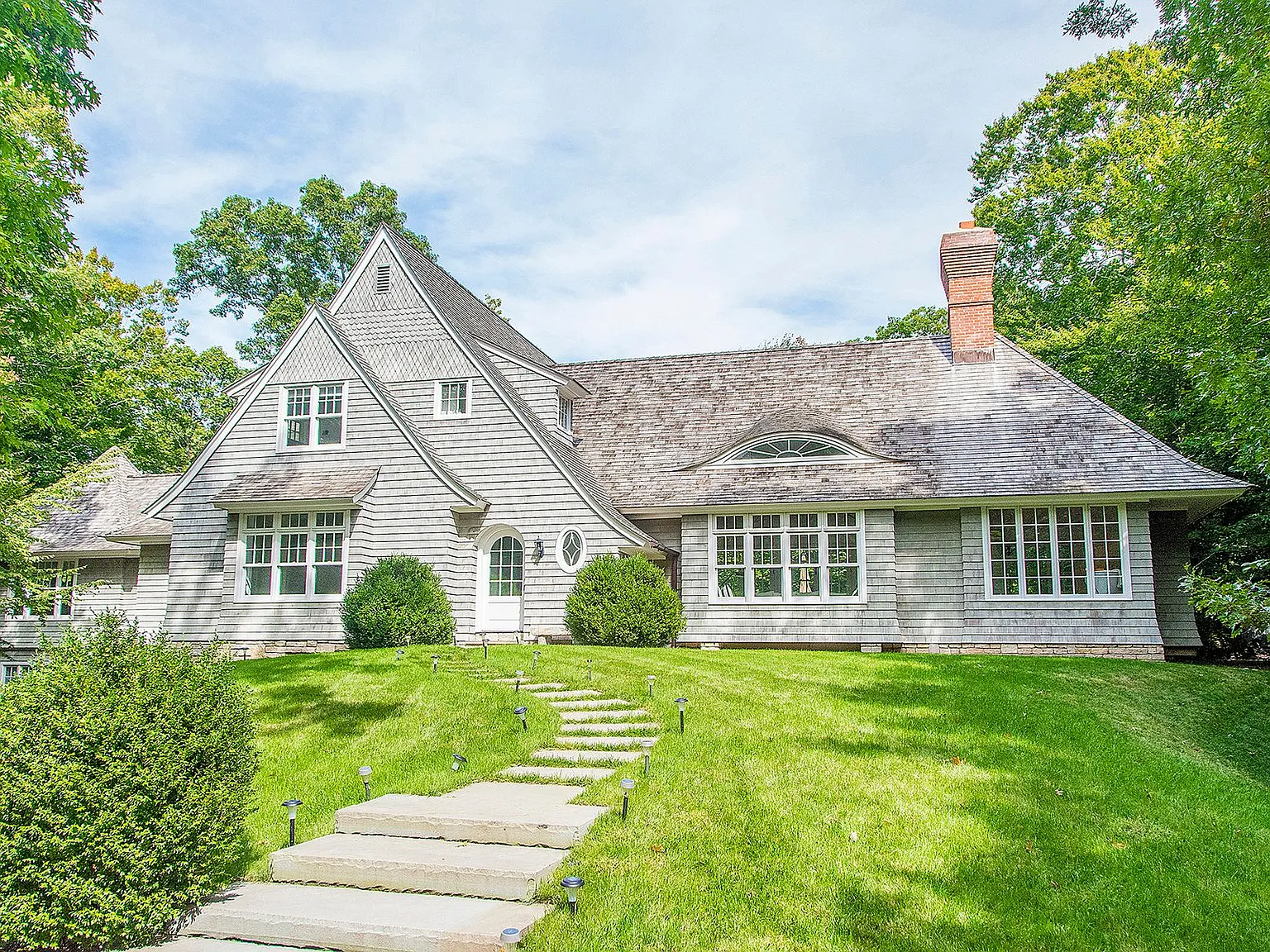 5 bed, 4.5 bath, 4500 sqft — Photo 2