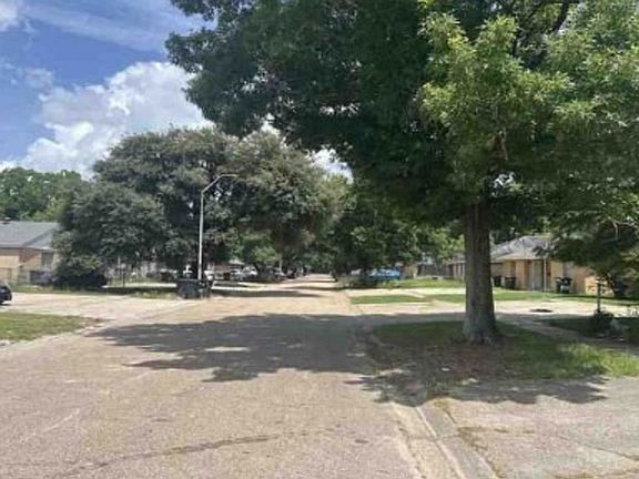Exterior Neighborhood (street photo)