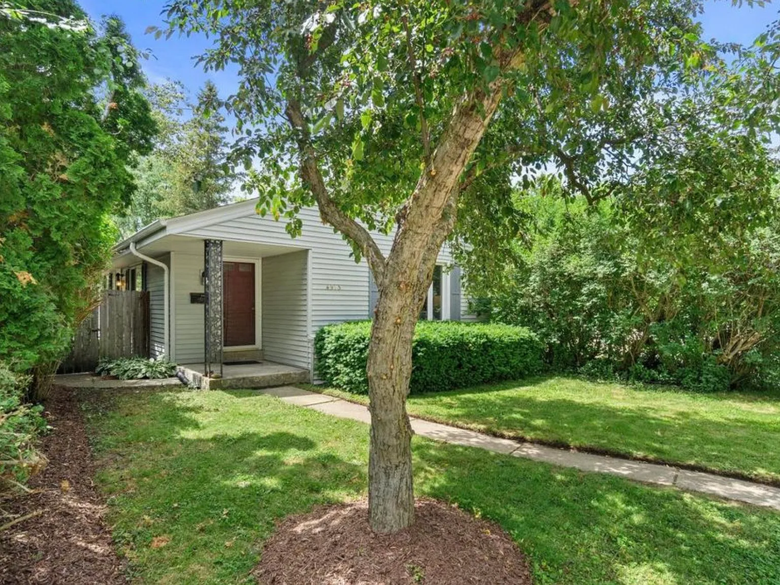 3 bed, 1.5 bath, 1106 sqft, $2,600 — Photo 2