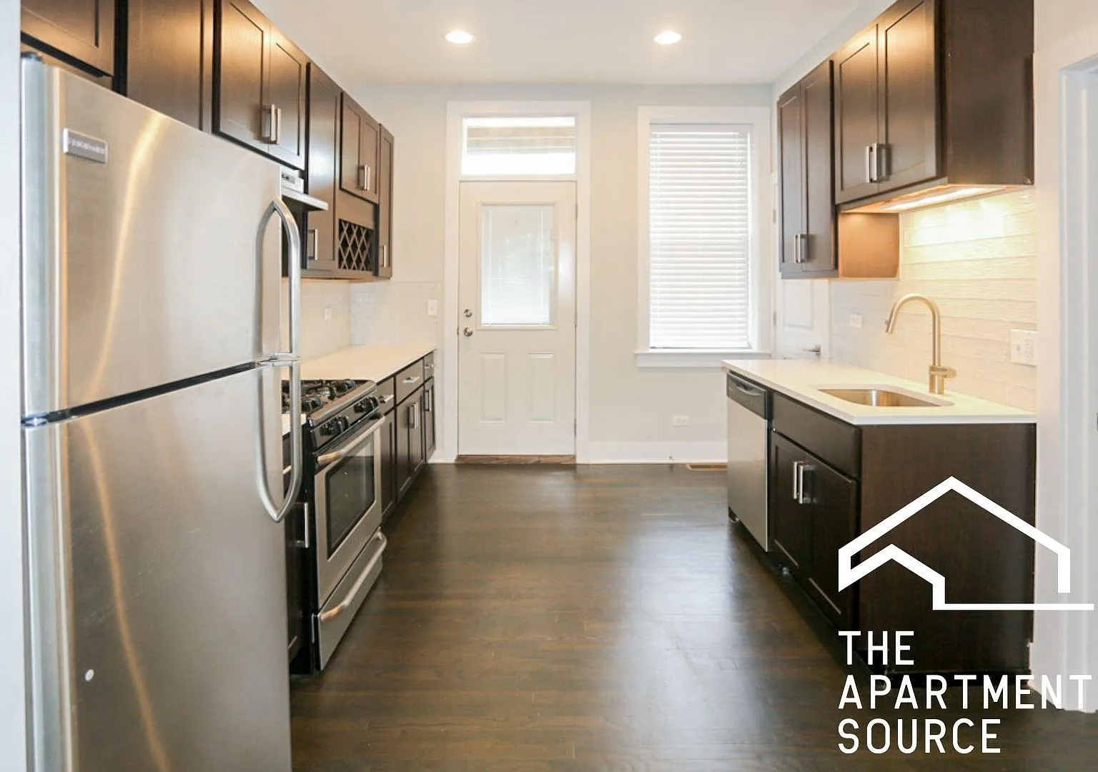 Charming 3 Bed Condo in Chicago - 1.5 Bath, Great Location - $2950/mo — Photo 1