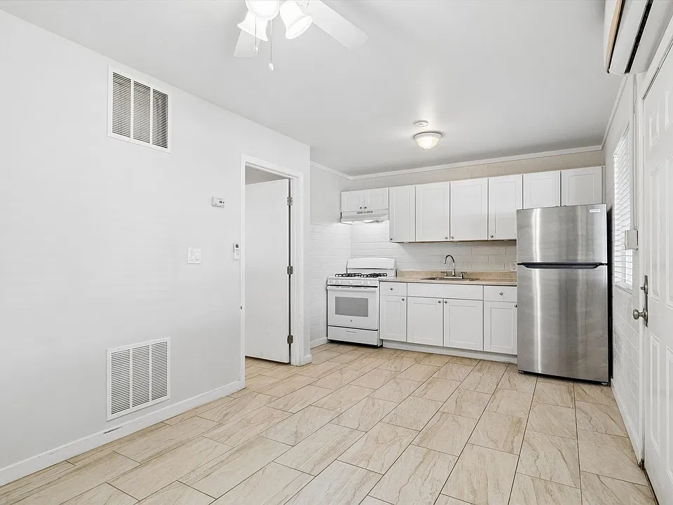 206-216 E Jones St