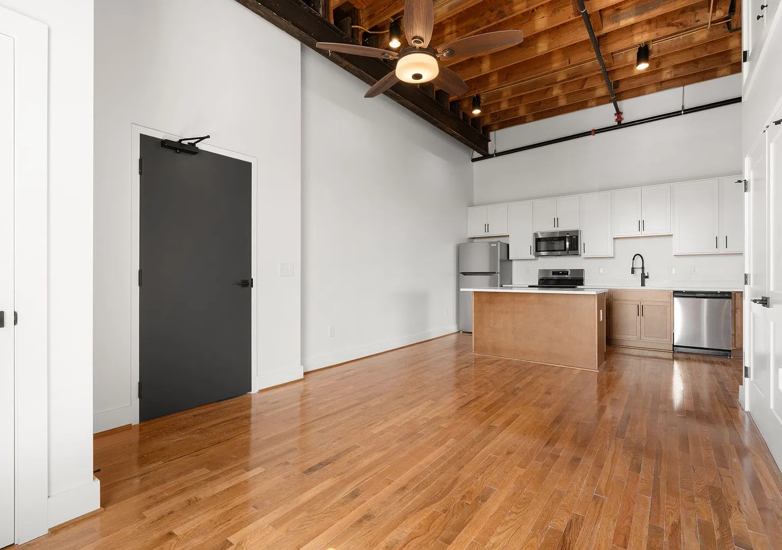 2033 W Broad St — Photo 2