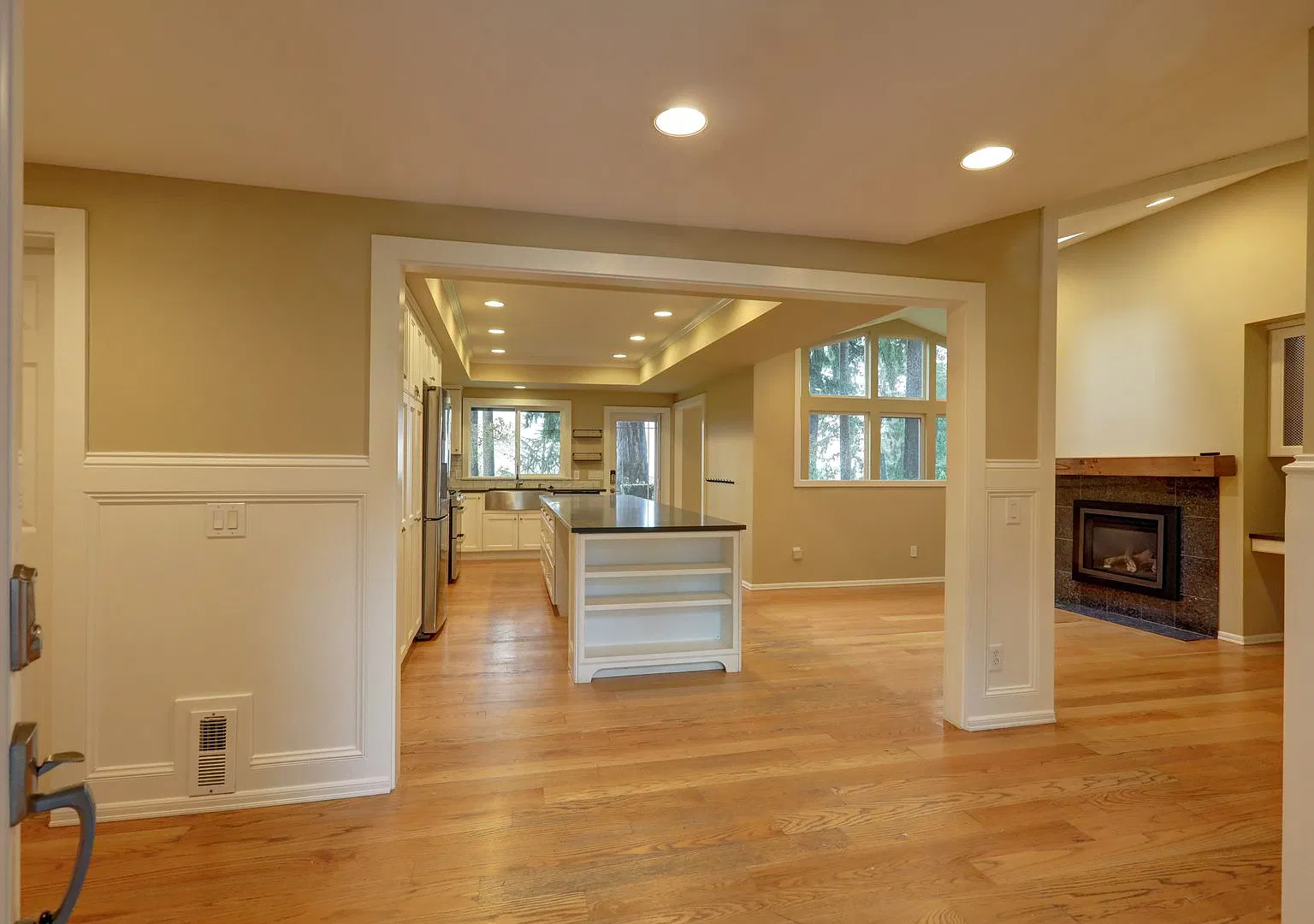 Mercer Island: 5-Bed, 4-Bath Home with Water Views, Large Yard, Updated Kitchen, Private Primary ... — Photo 4