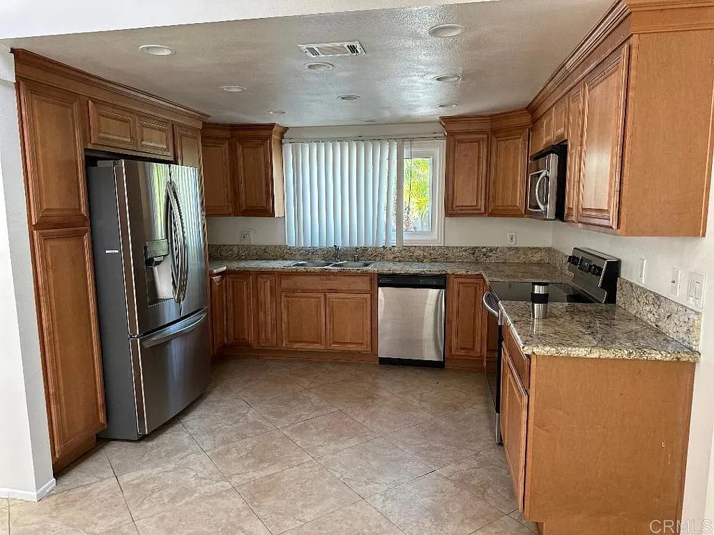 3 bed, 1625 sqft, $3,995 — Photo 2