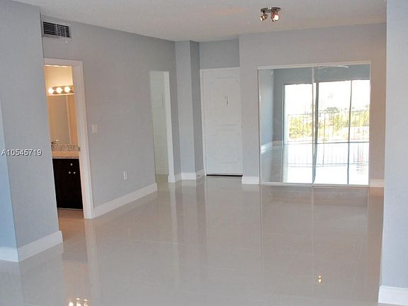 5th image of 300 Bayview Dr APT 1103