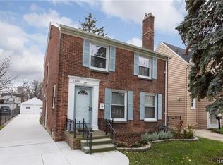1365 Roslyn Rd, Grosse Pointe Woods, MI 48236