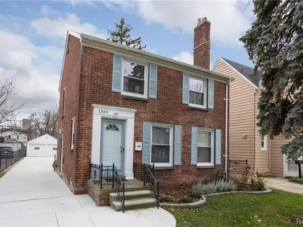 1365 Roslyn Rd, Grosse Pointe Woods, MI 48236